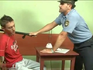 Straße thief erwischt und gefickt von ein polizist