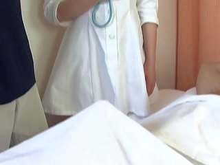 Asiatico dottore scopa due ragazzi in il ospedale